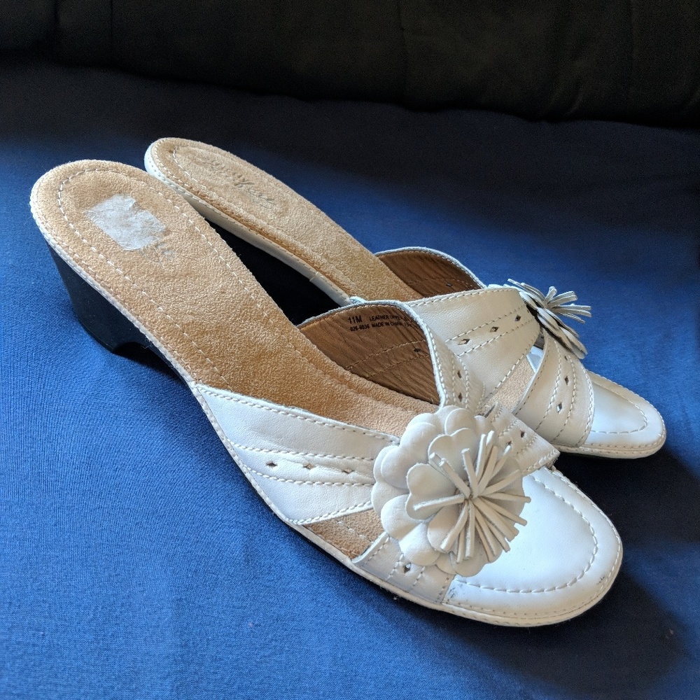 White flower wedge sandals